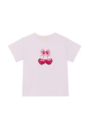 Hellrosa Baumwoll-T-Shirt mit kurzen Ärmeln. Auf der Vorderseite ist eine Grafik von zwei roten Kirschen mit rosa Schleifen und Glitzereffekten gedruckt.