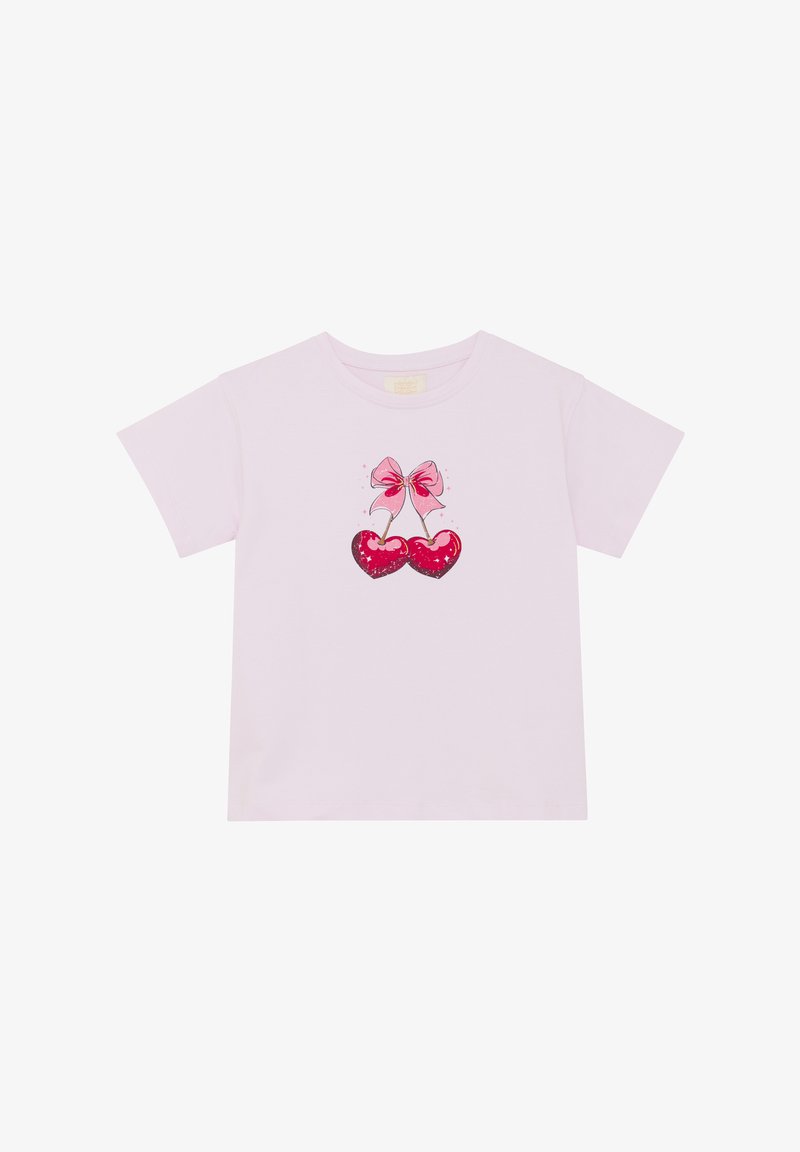 Lichtroze katoenen T-shirt met korte mouwen. Heeft een afbeelding van twee rode kersen met roze strikjes en glinsters op de voorkant.