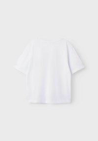 Hvid bomulds t-shirt med korte ærmer, rund hals og en afslappet pasform. Enkel design, ingen synlige mønstre eller hardware-detaljer.