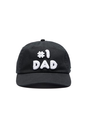Schwarze Baseballkappe mit weiß besticktem Text "#1 DAD" mittig auf dem Vorderpanel.