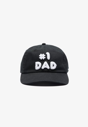 Casquette de baseball noire avec texte brodé en blanc "#1 PAPA" centré sur le panneau avant.
