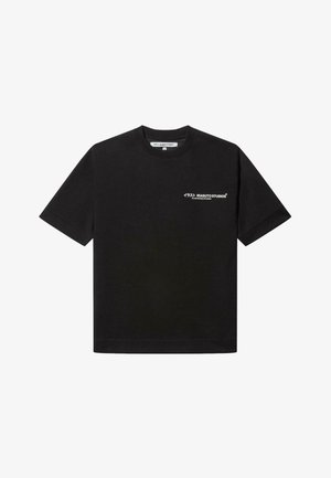 Sort kortærmet t-shirt lavet af bomuld, med hvid tekst i et moderne skrifttype på venstre brystområde. Rund halsudskæring og afslappet pasform.