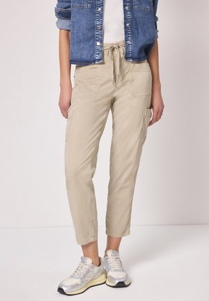 - Spodnie materiałowe