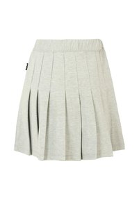 Lichtgrijze geplooide rok met een elastische tailleband en een klein zwart label aan de linkerkant, weergegeven tegen een witte achtergrond.