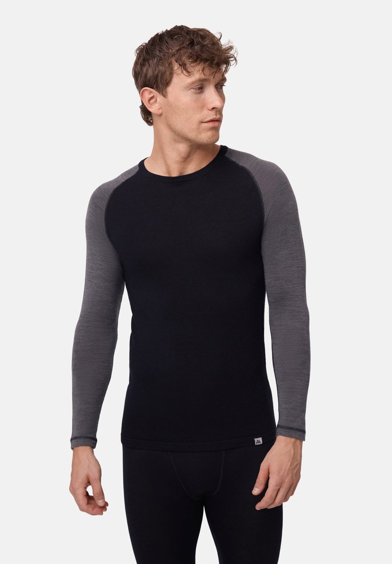Maglietta nera a maniche lunghe con maniche raglan grigie a contrasto, texture liscia e design aderente. Etichetta sul lato sinistro in basso.