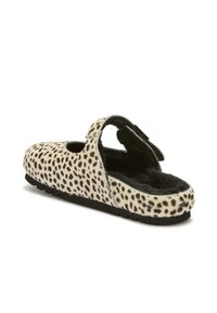 Zapato tipo slip-on con exterior de estampado de leopardo, forro de piel negra y corre ajustar sobre el empeine, exhibido sobre un fondo blanco.