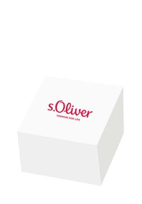 Witte rechthoekige doos met een gladde afwerking. Bevat de rode tekst "s.Oliver" en "FASHION FOR LIFE" op de bovenste oppervlakte.