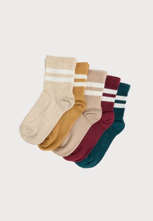 Cinq socquettes beiges, moutarde, taupe, bordeaux et bleu canard, chacune ornée de deux rayures blanches près du bord.