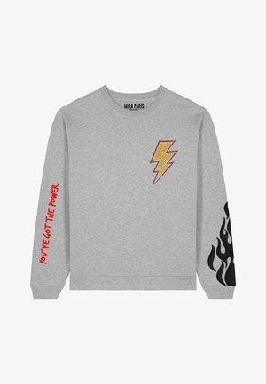Felpa grigia con scollo rotondo, caratterizzata da un disegno di un fulmine giallo e testo rosso "YOU'VE GOT THE POWER" sulla manica. Dettagli fiamme nere.