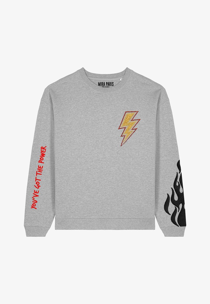 Felpa grigia con scollo rotondo, caratterizzata da un disegno di un fulmine giallo e testo rosso "YOU'VE GOT THE POWER" sulla manica. Dettagli fiamme nere.