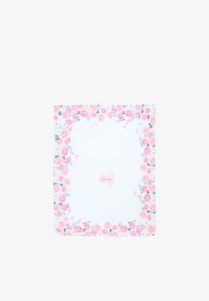 Carta con motivo floreale con rose rosa, fiori blu e farfalle lungo il bordo. Al centro c'è un fiocco rosa chiaro e del testo.