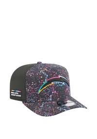 Schwarze Kappe mit einem bunten Spritzmuster, ausgestattet mit einem stilisierten Logo in Blau, Gelb und Pink. Enthält ein Seitenetikett für eine Krebsbewusstseinsinitiative.