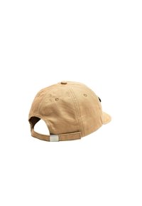 Gorra de béisbol de algodón color marrón claro con construcción de seis paneles, agujeros de ventilación cosidos y una correa ajustable en la parte posterior con un broche de metal.