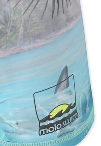 Siniset uimaportsit, joissa on hain grafiikka, aallon logo ja sileä, kevyt kangas, jossa on kontrastivärinen helma.