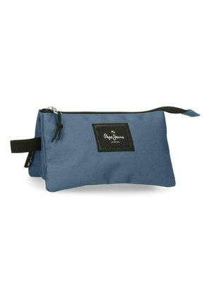 Estuche rectangular de tela azul con cremallera negra, correa lateral negra y parche con el logo "Pepe Jeans London" en el frente.