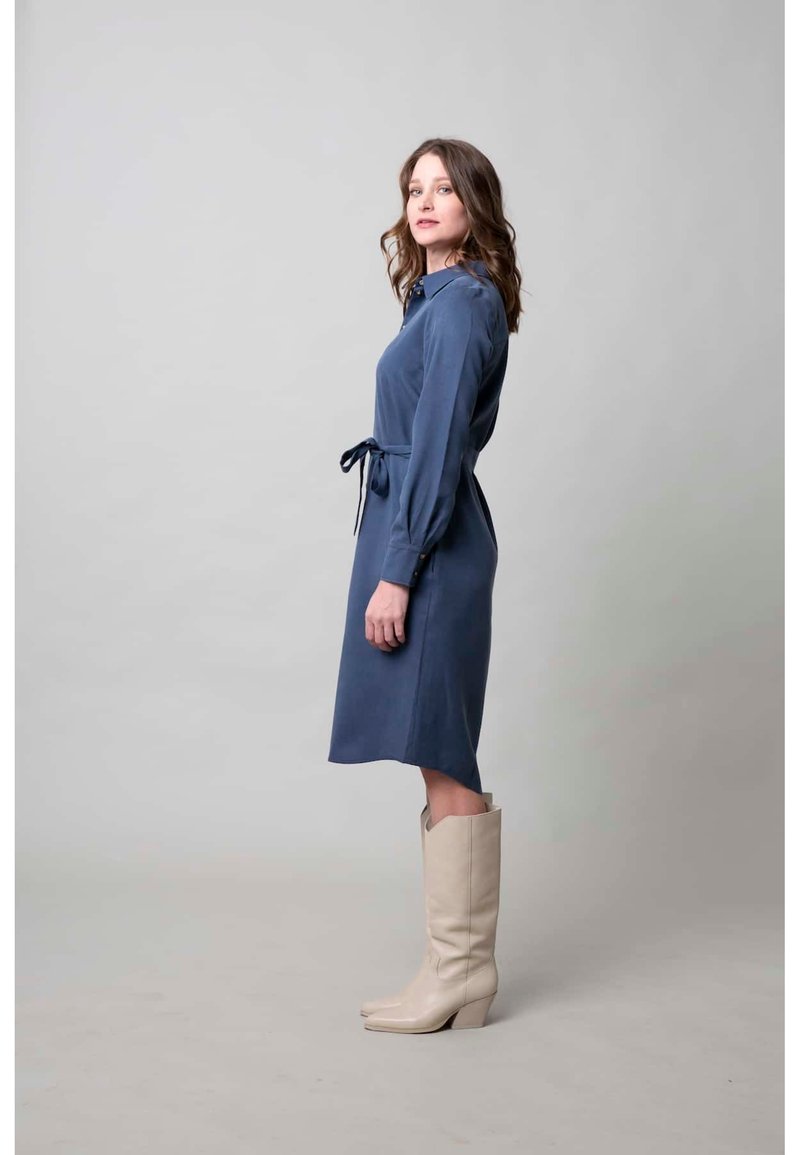 Damen Freizeitkleider | Marjolein Elisabeth Blusenkleid blauw/blau - RZ23050 Damen Freizeitkleider | Marjolein Elisabeth Blusenkleid blauw/blau - RZ23050