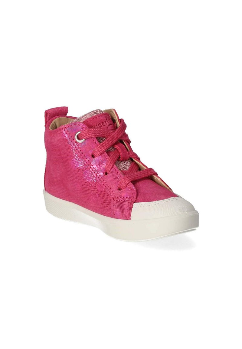 Rosa Wildleder High-Top Sneaker mit strukturiertem Muster, weißer Gummisohle und passenden Schnürsenkeln sowie einem gepolsterten Kragen für zusätzlichen Komfort.