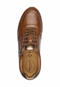 Sneaker en cuir brun avec un bout arrondi, des coutures ton sur ton, un design à lacets et une fermeture éclair sur le côté. Équipé d'une semelle intérieure rembourrée et d'un label de largeur large.