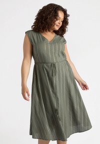 Grünes knielanges Kleid mit V-Ausschnitt, kurzen Ärmeln und verstellbarem Taillenzug. Verfügt über vertikale Streifen und strukturierte Details.