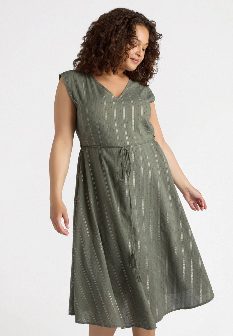 Grünes knielanges Kleid mit V-Ausschnitt, kurzen Ärmeln und verstellbarem Taillenzug. Verfügt über vertikale Streifen und strukturierte Details.