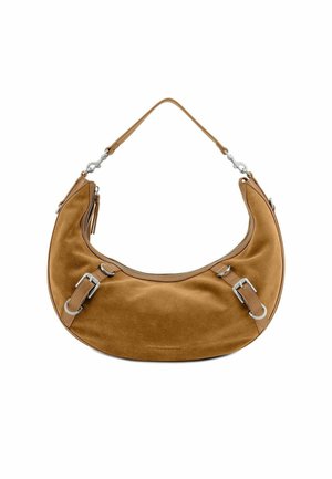 Sac hobo en daim beige avec une forme arrondie, quincaillerie en métal argenté et bandoulière ajustable. Fermeture éclair et accents en cuir.