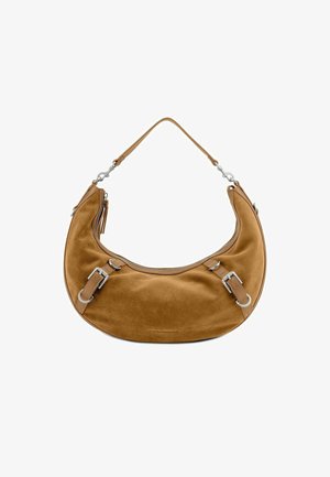 Tan suede hobo tas met een gebogen vorm, zilverkleurige hardware en een verstelbare schouderband. Beschikt over een ritsafsluiting en leren accenten.