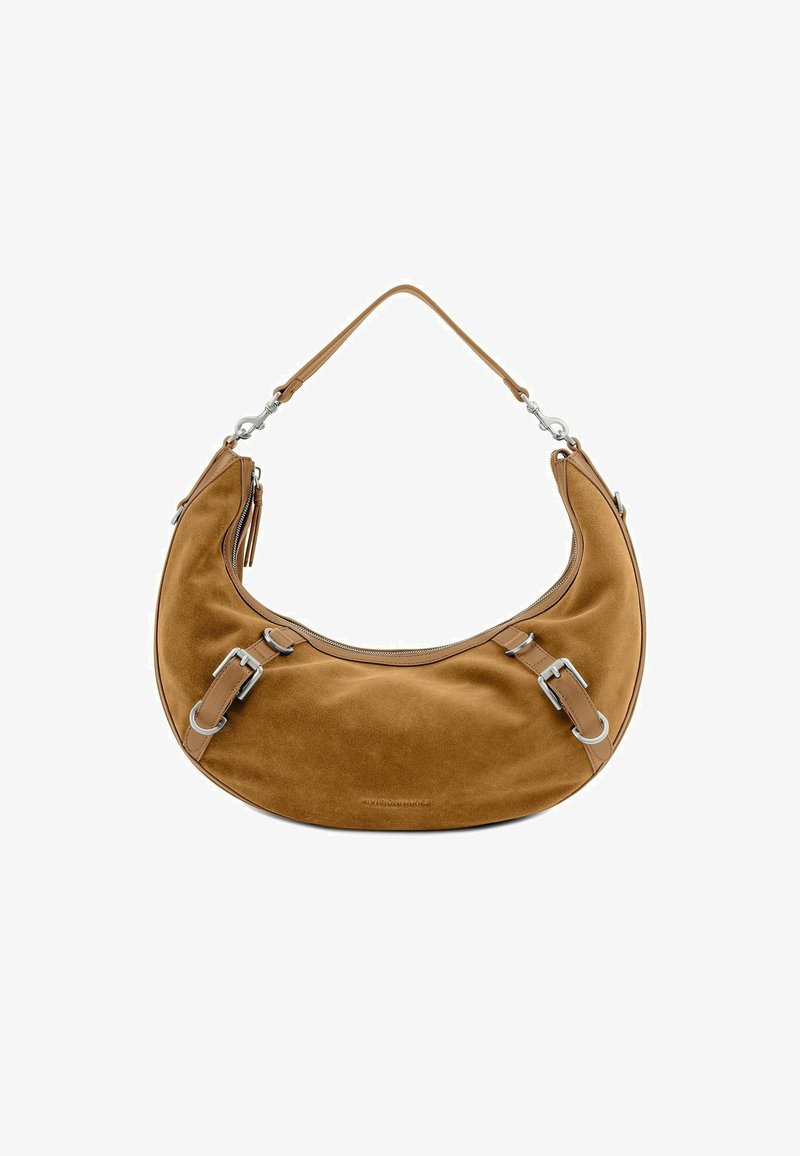 Borsa hobo in suede beige con forma curvata, hardware in tonalità argento e tracolla regolabile. Presenta una chiusura con zip e dettagli in pelle.