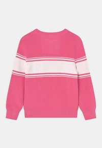 Suéter de punto rosa con una franja blanca y rosa claro en el pecho. Presenta puños y dobladillo acanalados, con un diseño de cuello redondo.