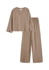Ensemble de lounge en deux pièces de couleur marron chaud. Comprend un top court à col en V côtelé et un pantalon à jambes larges avec une taille élastique.