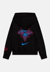 Mustat huppari, jossa on huppu, takana suuri sininen ja vaaleanpunainen geometrinen logo ja vasemmalla edessä sininen Nike-logomerkki.