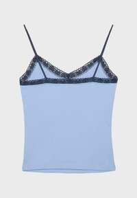 Caraco bleu clair avec fines bretelles noires et bordure en dentelle noire le long de l'encolure et du haut, posé à plat sur fond blanc.