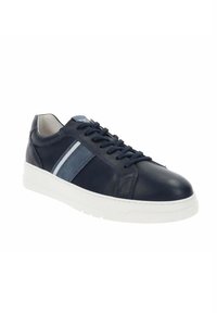 Zapatilla de cuero marino con dos rayas azul claro, cordones, suela de goma blanca y diseño de punta redonda. Textura suave en toda su superficie.