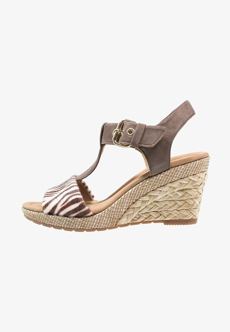 Sandale compensée avec plateforme tissée, bride de cheville en daim taupe avec boucle, et bride avant imprimé zèbre.