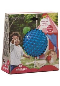 Barn som leker utomhus och når efter en stor blå taggig sinnesboll, med ett färgglatt lektält i bakgrunden.