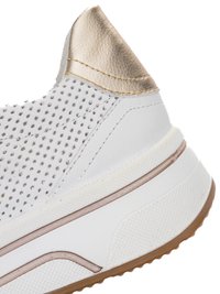 Hvid sneaker med perforeret overdel, beige læderhælkappe og tyk hvid sål med synlig brun, tekstureret ydersål.