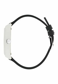 Montre à cadran rectangulaire blanc avec des éléments en acier inoxydable, bracelet en silicone noir, texture lisse et design minimaliste présentant un détail de logo.