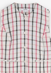 Gilet in lino a quadri bianco, rosa e nero con scollo rotondo, bottoni frontali e due tasche laterali. Presenta un motivo a rete.