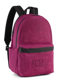 Sac à dos en tissu magenta avec une texture lisse, un grand compartiment principal, une poche zippée à l'avant, des accents noirs et un logo "PUMA" embossé.