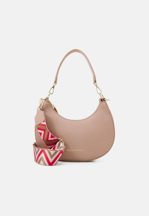 Sac d'épaule en cuir texturé tan avec une forme arrondie, quincaillerie dorée et une bandoulière détachable à motif présentant des zigzags roses, rouges et beiges.