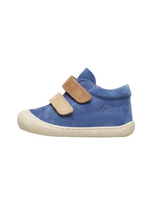 Blauwe suède peuterschoen met twee beige en bruine klittenbandsluitingen en een witte rubberen zool, zijaanzicht op een witte achtergrond.