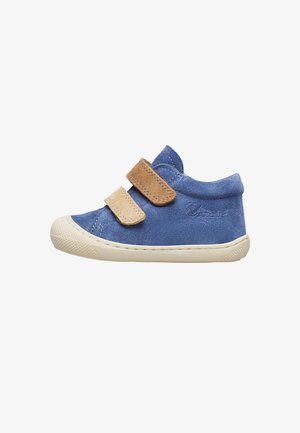 Modrá semišová botička pro batole se dvěma béžovými a hnědými suchými zipy a bílou gumovou podrážkou, boční pohled na bílém pozadí.