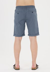 Mörkblå shorts för herrar med elastisk midja, uppvikta ärmslut och två bakfickor med knappar. Tillverkade av lättviktigt tyg.