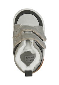 Grauer Klettverschluss-Sneaker mit weichem Innenfutter, schwarzen Akzenten und einer robusten Sohle. Glatte und strukturierte Materialien mit kontrastierenden Nähten.