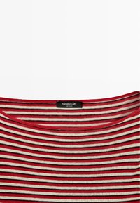 Rood en crèmekleurig gestreept gebreid topje met een brede halslijn en een zachte textuur. Heeft een zwart label "Massimo Dutti" bij de halslijn.