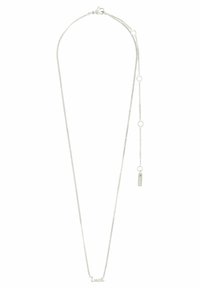 Silverhalsband med en fin kedja, som har ordet "Lycka" i kursiv stil och en liten rektangulär tagg fäst.