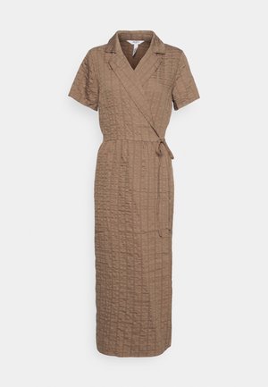 Robe portefeuille marron texturée avec manches courtes, col et nouée à la taille, arrivant mi-mollet.