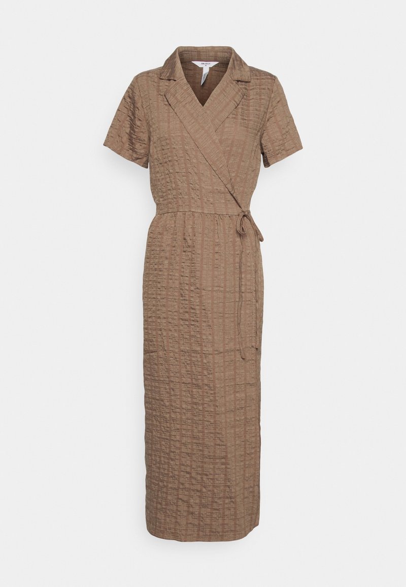 Robe portefeuille marron texturée avec manches courtes, col et nouée à la taille, arrivant mi-mollet.