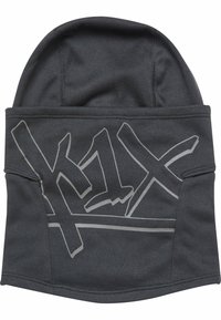 Siva beanie izrađen od mekog materijala, sa istaknutim svijetlosivim grafičkim dizajnom sprijeda, i ukupno glatkom teksturom.