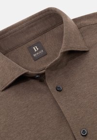 Hnědá tkaná košile s měkkou strukturou, špičatým límečkem, černými knoflíky a štítkem se značkou "BOGGI MILANO."