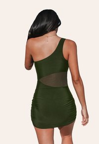 Groene mini-jurk met één schouder, met rimpelingen, een mesh-paneel aan de achterkant, en een gladde textuur; ontworpen voor een aansluitende pasvorm.